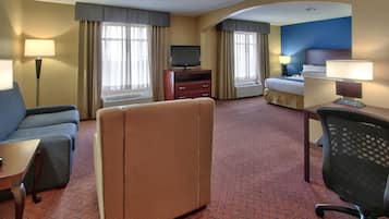 Suite, 1 letto king con divano letto (Additional Living Area) | Copriletto in piuma, una cassaforte in camera, una scrivania