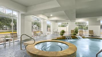 Kolam renang indoor dan kolam renang outdoor
