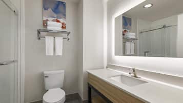 Gratis toiletartikelen, een haardroger, handdoeken, zeep
