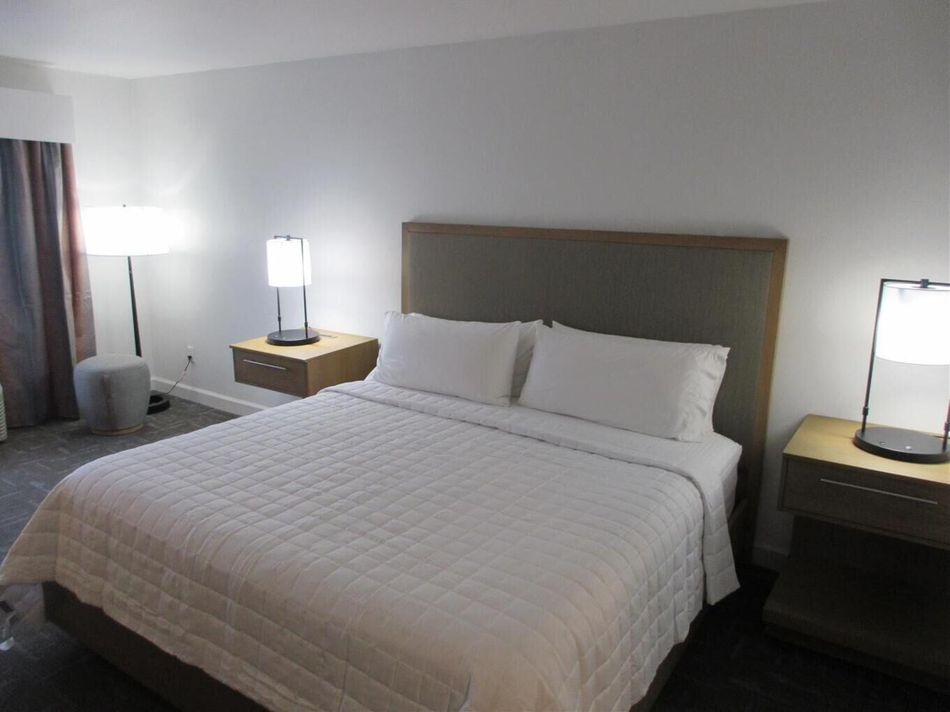 Couette en duvet, coffre-fort, bureau