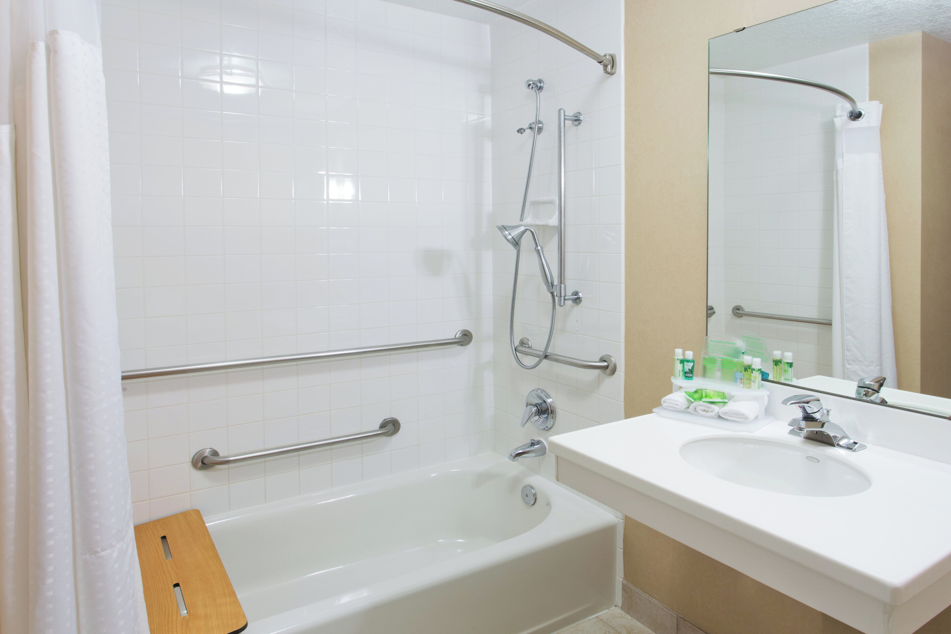 Une salle de bain avec une baignoire, une douche, un lavabo et un miroir.