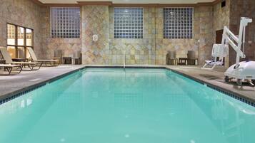Kolam renang indoor, dengan kursi berjemur