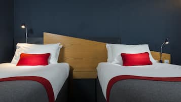 Escritorio, cortinas blackout y tabla de planchar con plancha