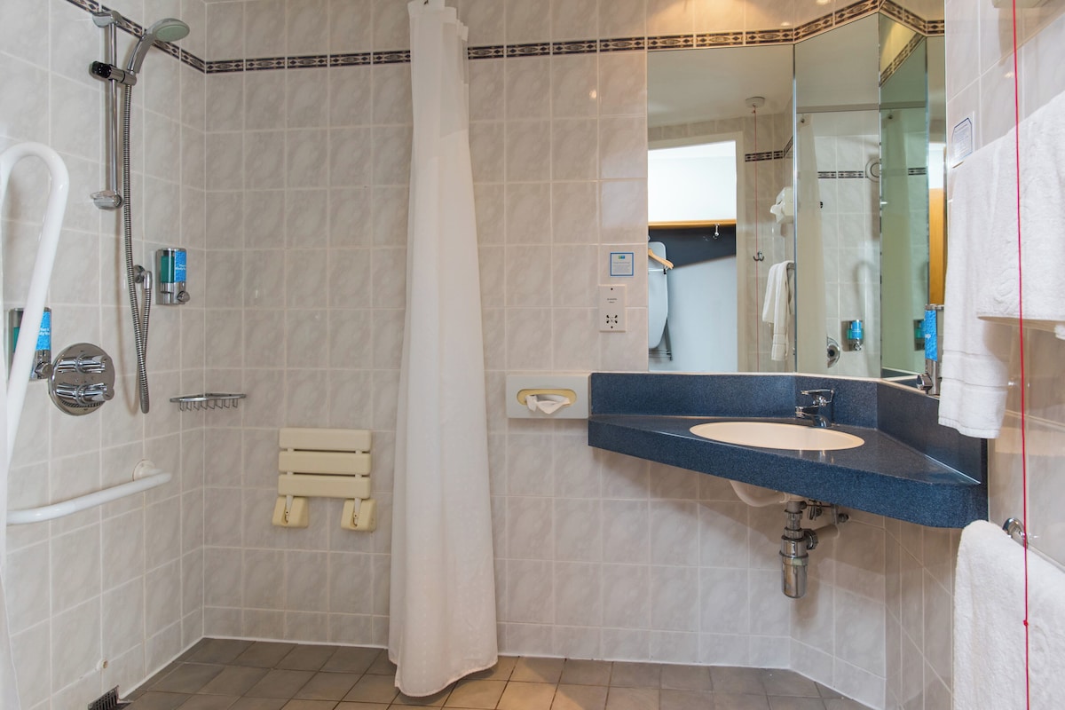 Standard Room, 1 Double Bed, Accessible (with Free Hot Breakfast) | Room amenity