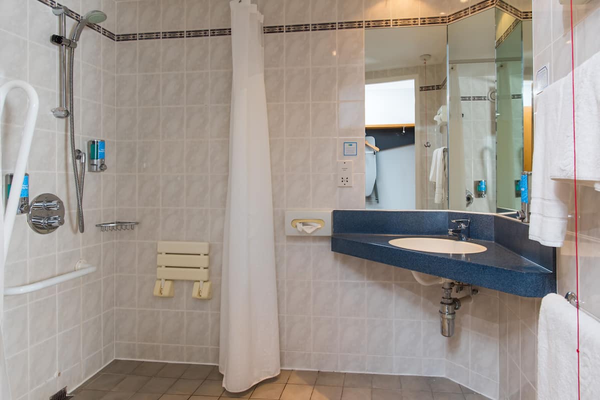 Kamar Standar, 1 Tempat Tidur Double, akses difabel (with Free Hot Breakfast) | Kamar mandi | Shower, perlengkapan kamar mandi ramah lingkungan,  dan pengering rambut