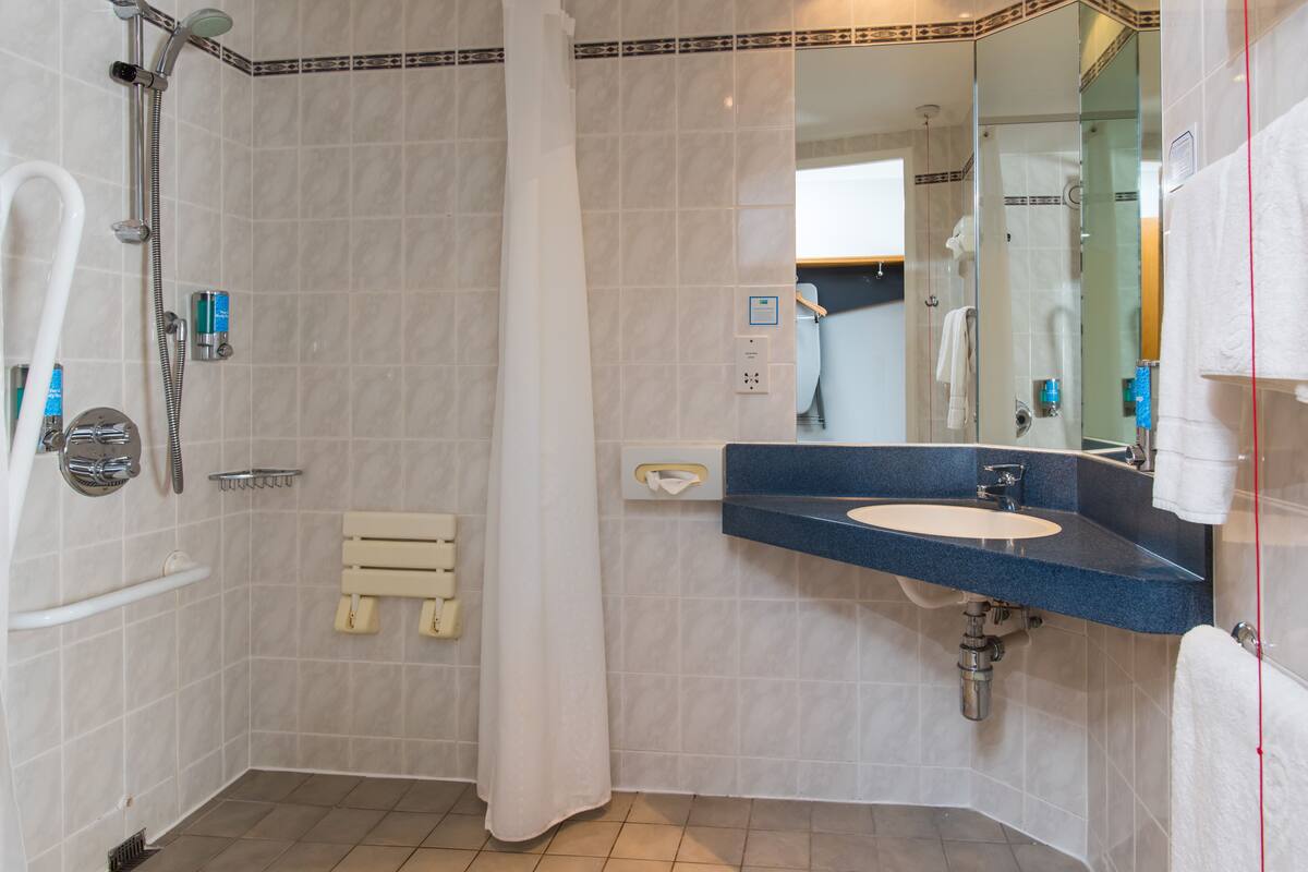 standard room, 1 double bed, accessible (with free hot breakfast) | bathroom | shower, hair dryer, towels