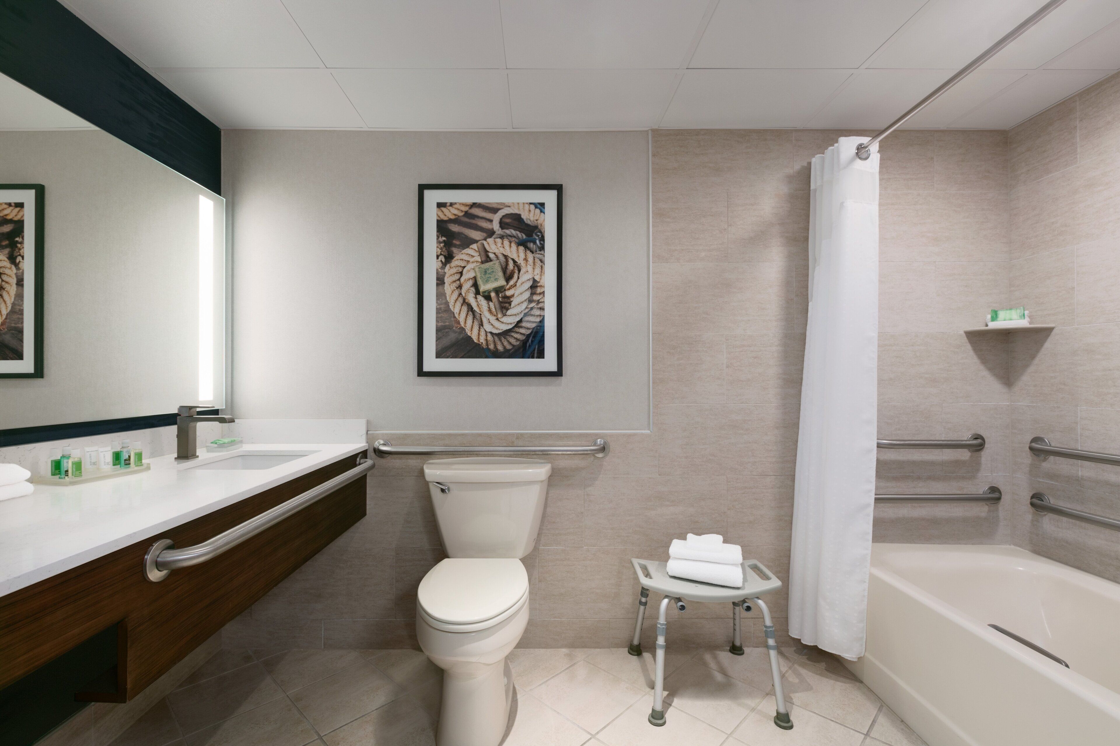 Un baño moderno con inodoro, lavamanos y bañera.