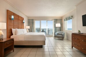 Suite, 1 habitación, en esquina (Oceanfront) | Caja fuerte, escritorio, cortinas opacas y tabla de planchar con plancha