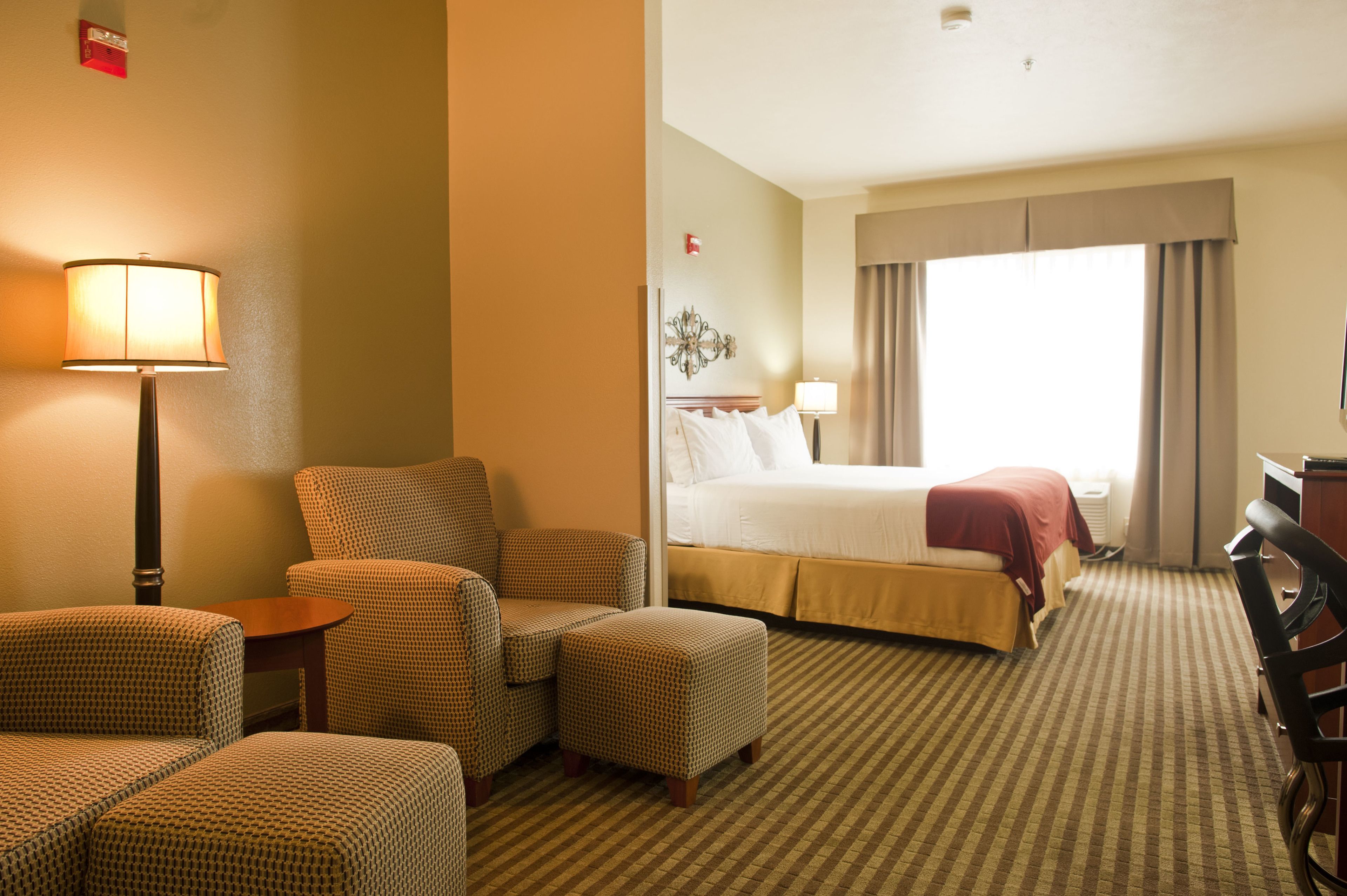 standard room, 1 king bed, mountain view, ground floor | 1 bedroom, desk, blackout curtains, iron/ironing board