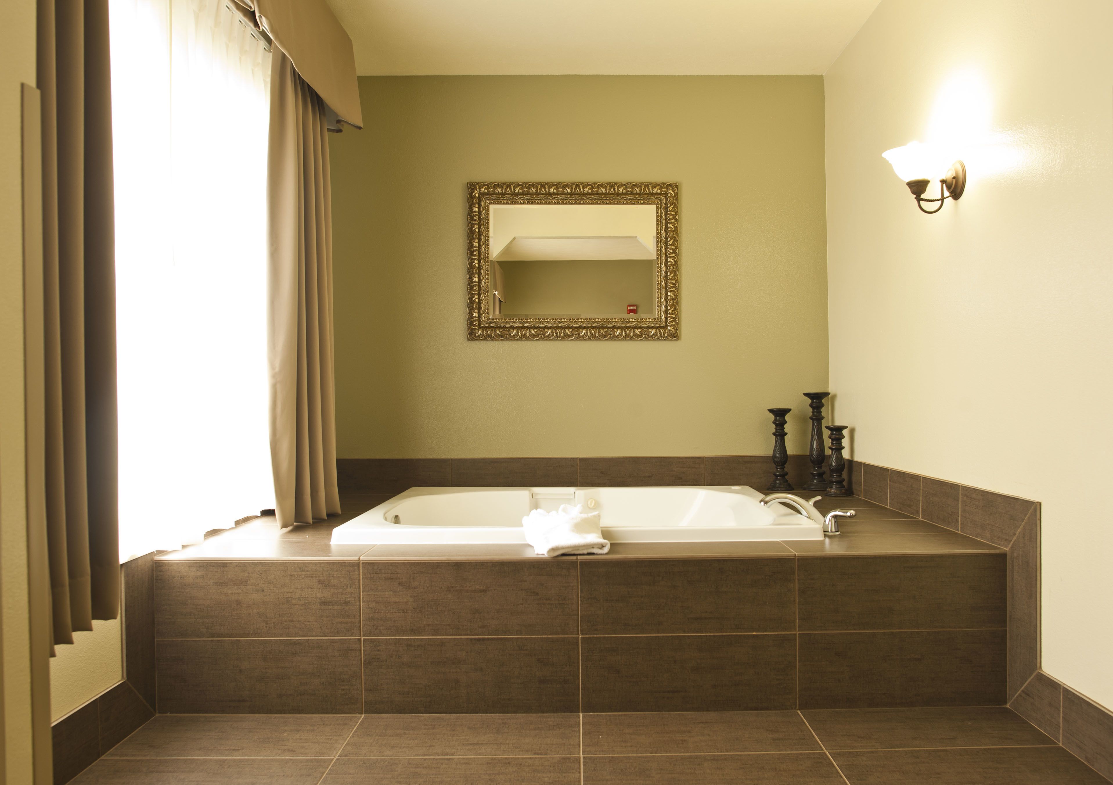 standard room, 1 king bed, mountain view, ground floor | jetted bathtub