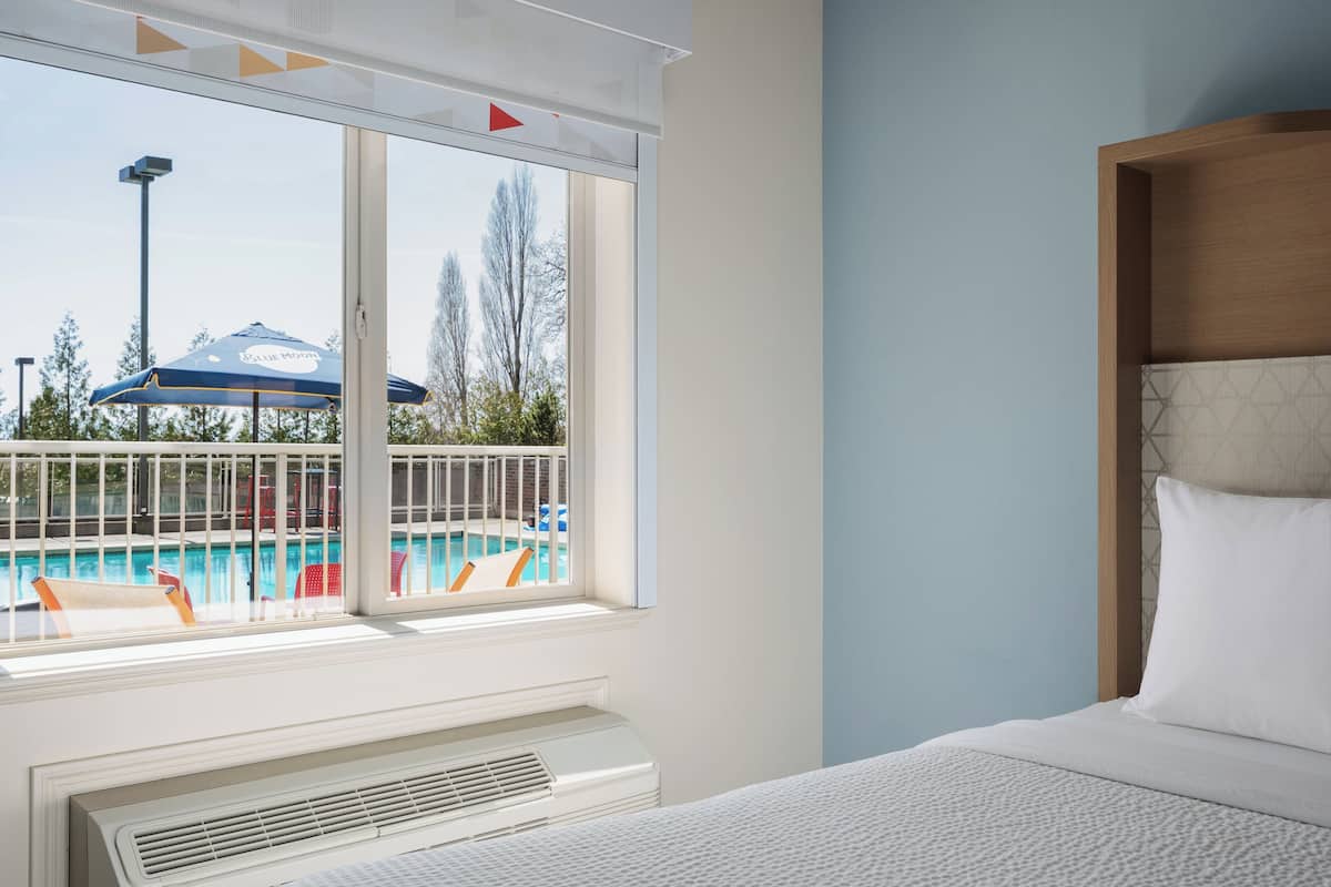 Premium bedding, in-room safe, individually decorated