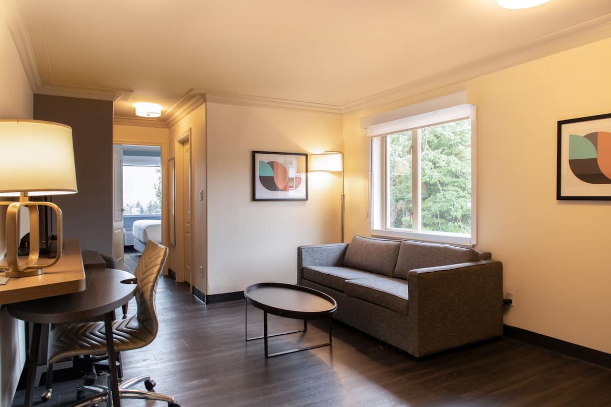 Literie de qualité, coffre-fort, décor unique, ameublement unique