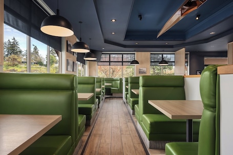 Restaurant. Holiday Inn Victoria Elk Lake by IHG
