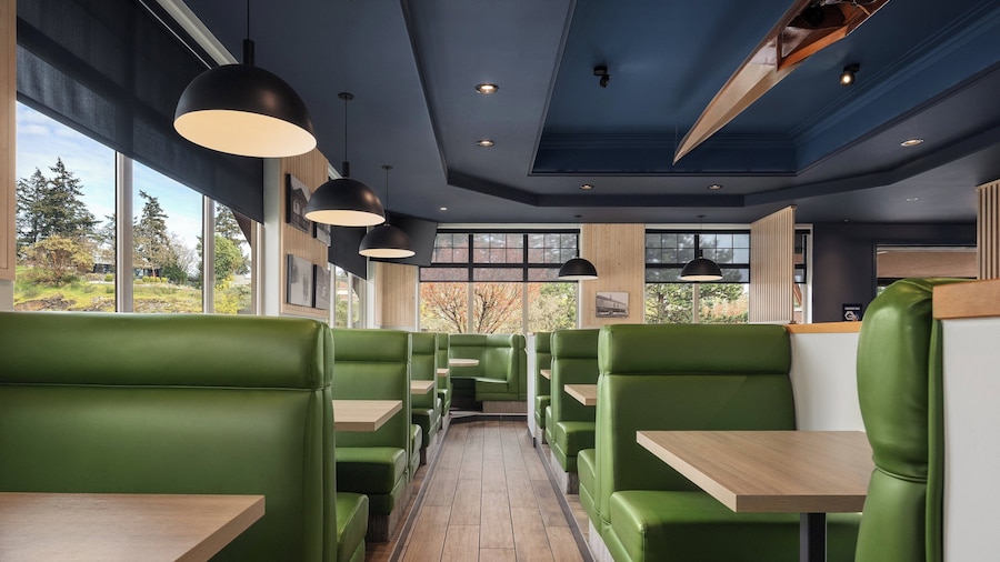 Holiday Inn Victoria Elk Lake by IHG