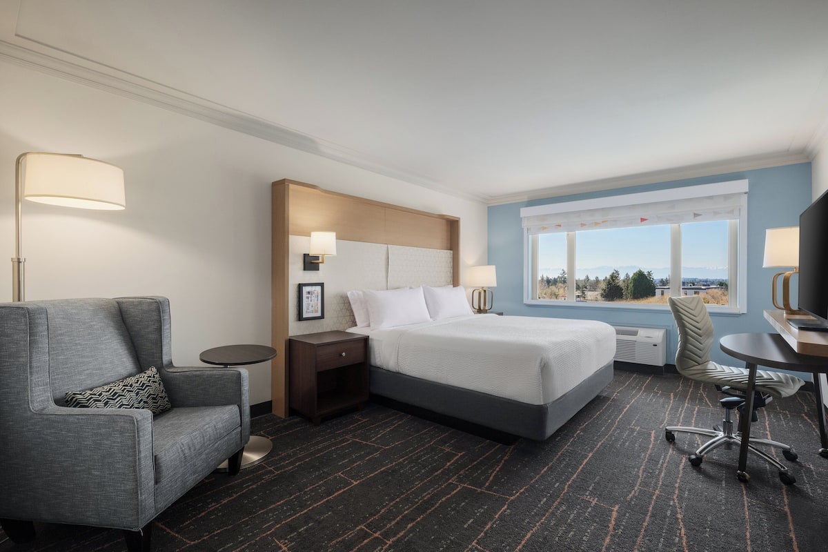 Premium bedding, in-room safe, individually decorated