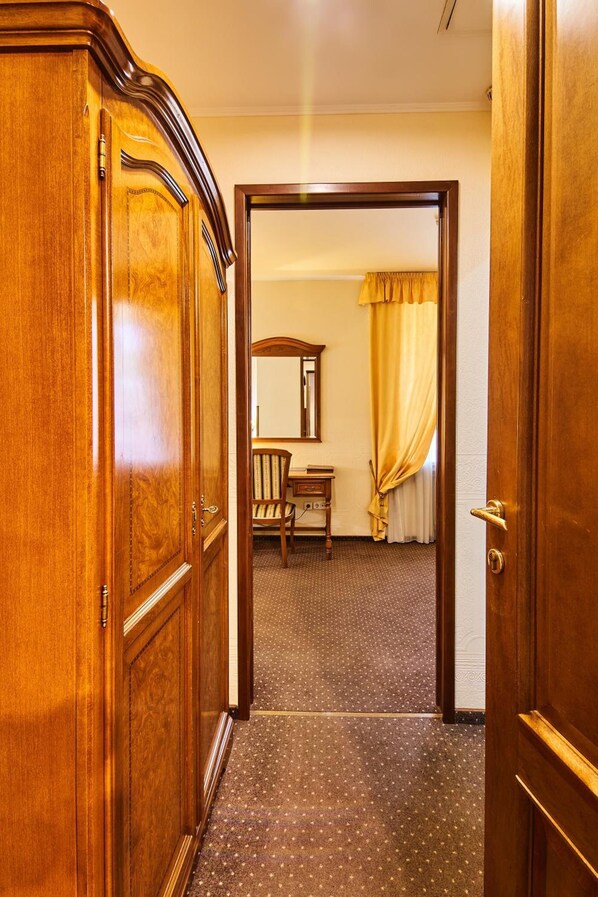 Minibar, coffres-forts dans les chambres, bureau