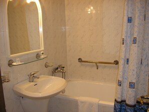 Amenidades de baño gratuitas, secadora de cabello, batas, pantuflas 