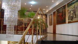 Un magnifique escalier avec une rampe en verre et un lustre.