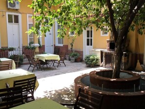 Petit-déjeuner et dîner servis sur place, vue sur le jardin 