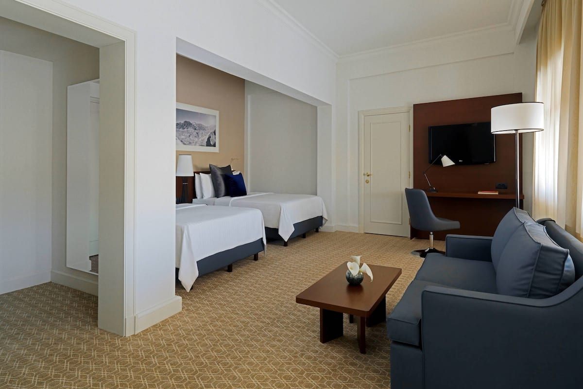 Deluxe kamer, 2 tweepersoonsbedden | 1 slaapkamer, luxe beddengoed, donzen dekbedden, een minibar
