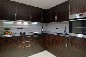 Marriott Suite, Executive lounge access, 1 King | Private kitchen | Mini-fridge, coffee/tea maker, electric kettle