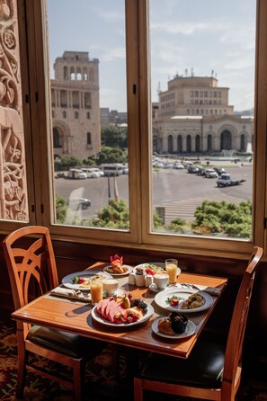 Her gün ücretli tam kahvaltı