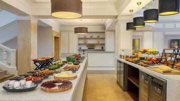 Mini-KĂŒhlschrank, Wasserkocher mit Kaffee-/Teezubehör, Wasserkocher