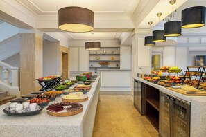 Een minikoelkast, een koffiezetapparaat/waterkoker, een waterkoker