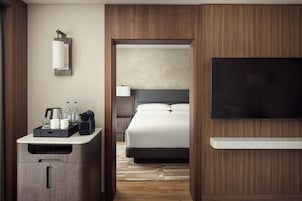 Luxe beddengoed, donzen dekbedden, een minibar, een kluis op de kamer