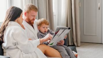 Marriott Suite, Executive lounge access, 1 King | Premium bedding, down comforters, minibar, in-room safe