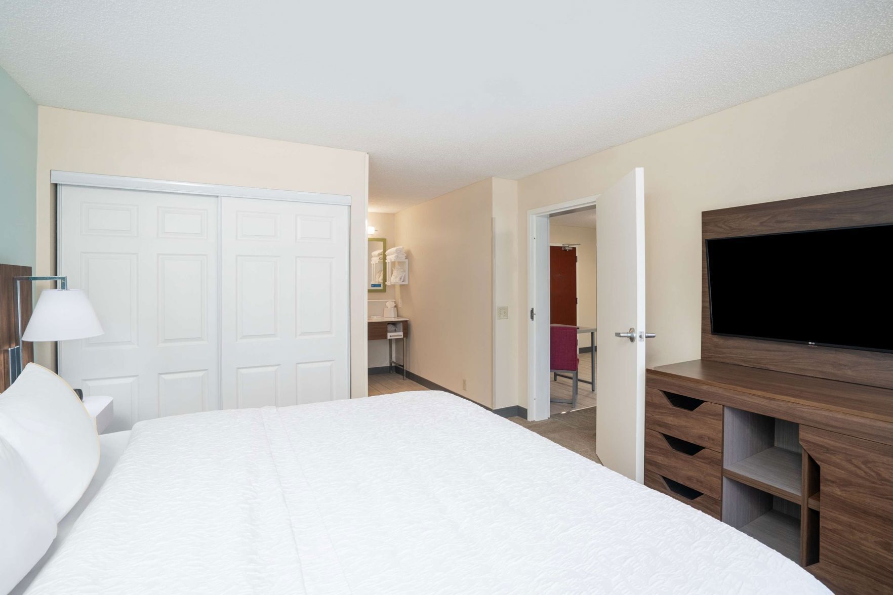 Ropa de cama de alta calidad, camas con pillow-top y escritorio 