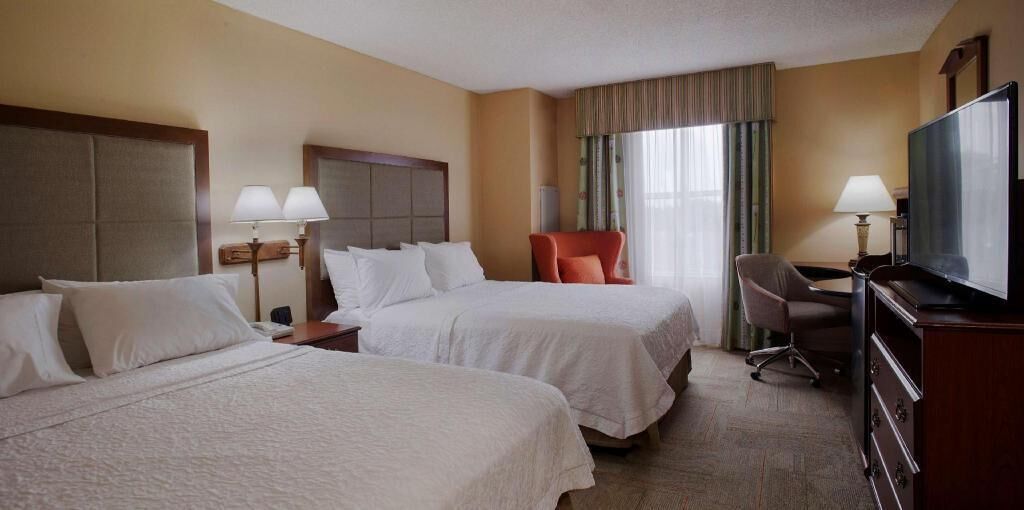 Ropa de cama de alta calidad, camas con pillow-top y escritorio 