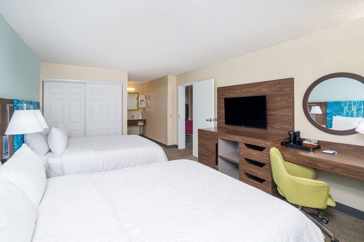 Ropa de cama de alta calidad, camas con pillow-top y escritorio