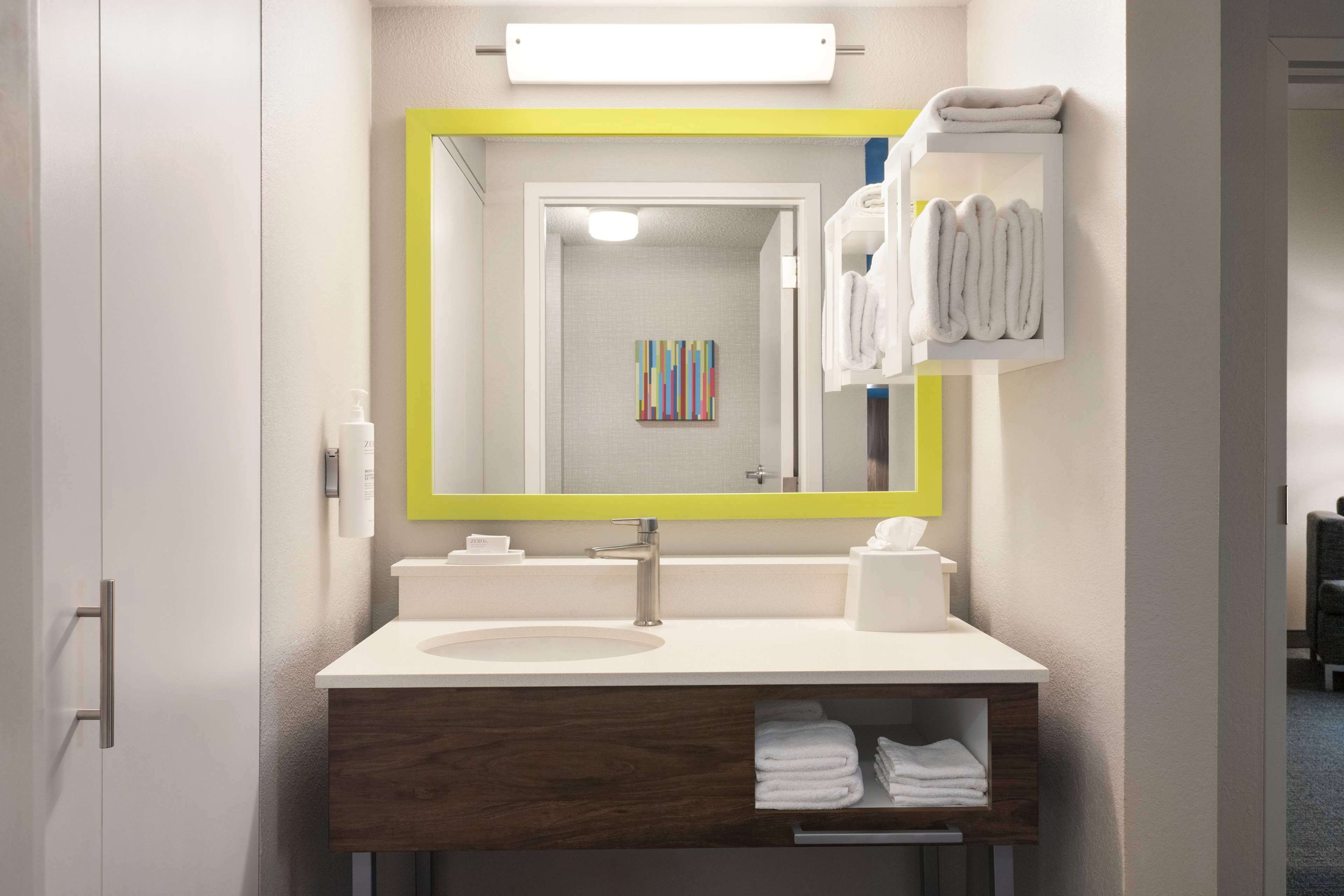 suite, 1 bedroom, non smoking | bathroom | combined shower/bathtub, free toiletries, towels