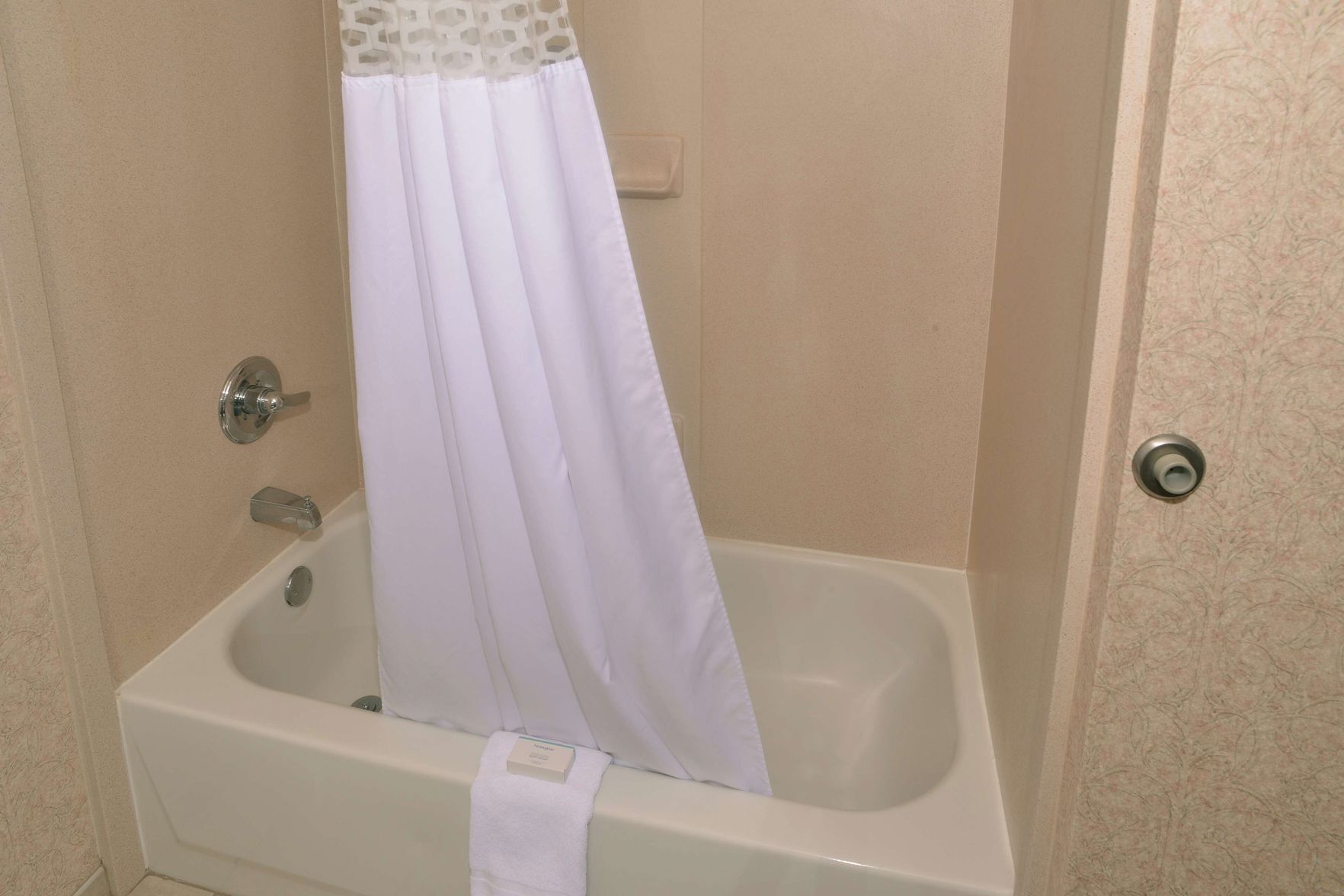 Kamar mandi | Kombinasi shower/bathtub, perlengkapan mandi gratis,  dan handuk