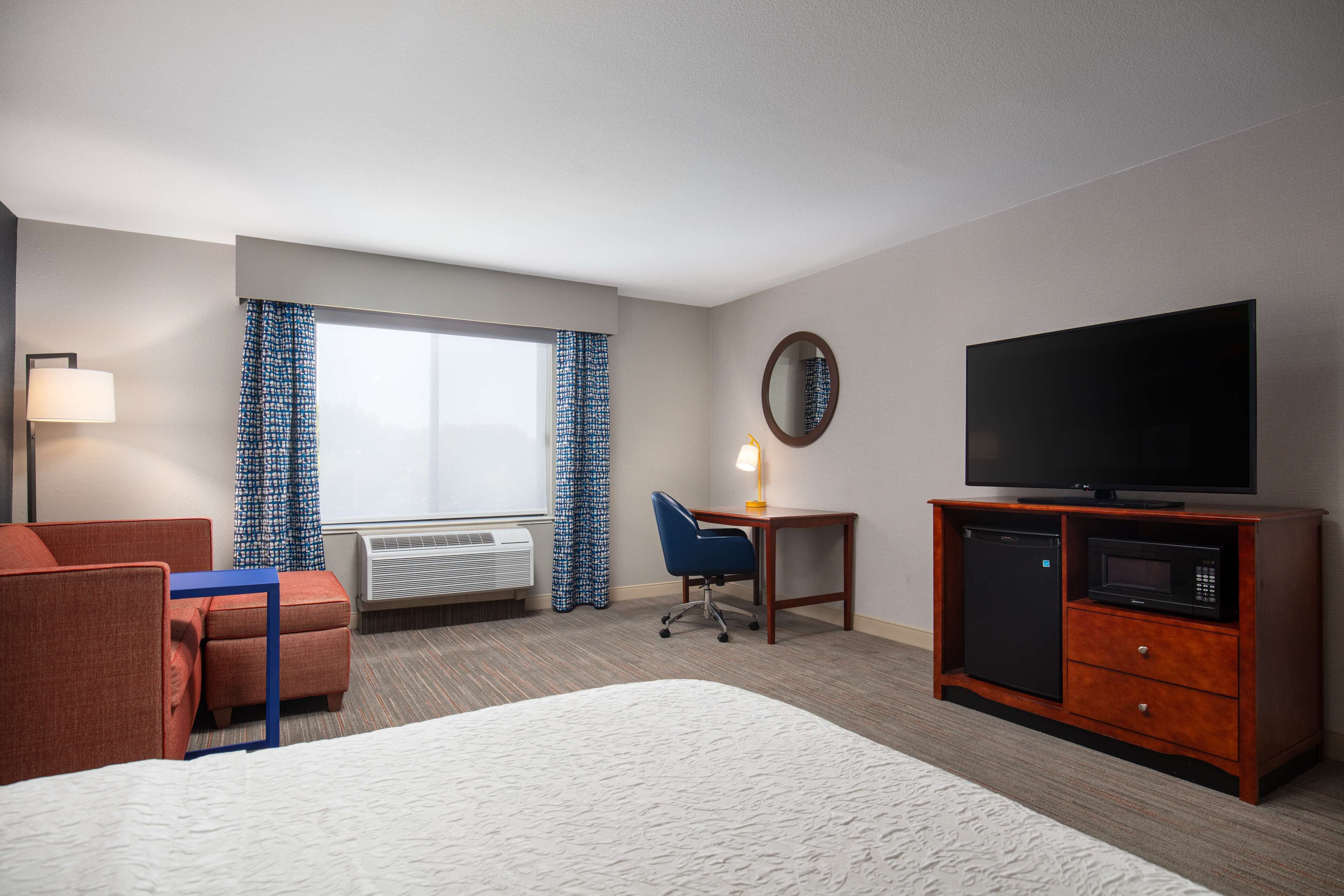 32-inch lcd tv with premium tv channels, tv