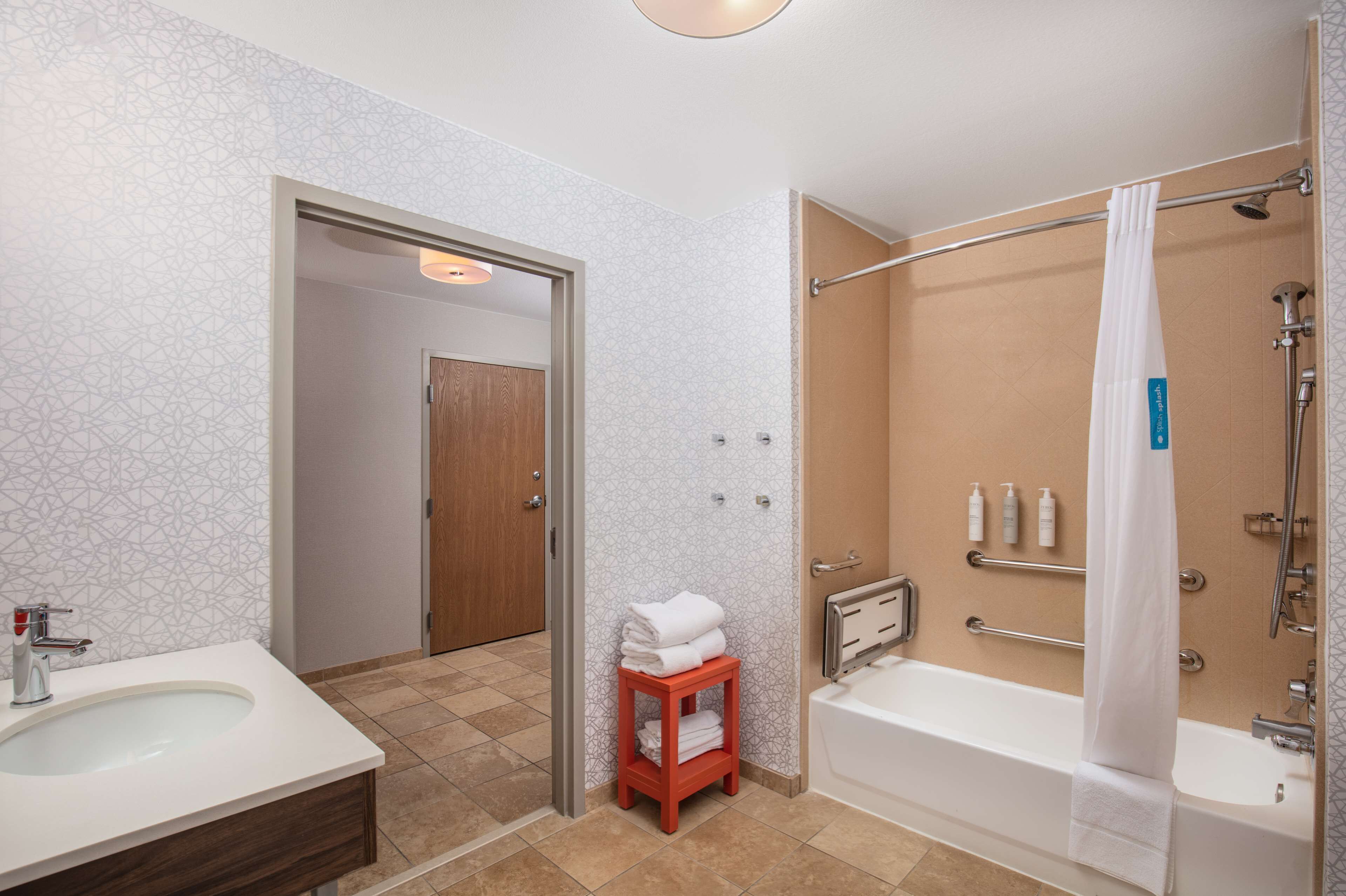 free toiletries, towels