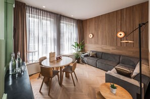 ห้องลักซ์ชัวรี่สวีท | มินิบาร์, ตู้นิรภัยในห้องพัก, โต๊ะทำงาน, ผ้าม่านกันแสง