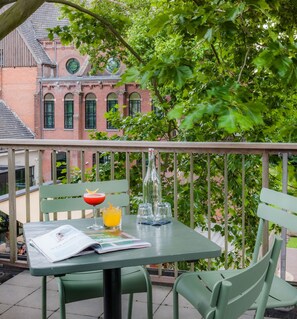 มินิบาร์, ตู้นิรภัยในห้องพัก, โต๊ะทำงาน, ผ้าม่านกันแสง