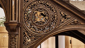 Una escalera ornamentada de hierro forjado con diseños intrincados y barandilla de madera.