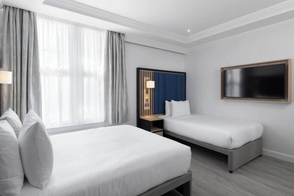  Standard Triple Room     | 客房內保險箱、書桌、筆電工作空間、隔音