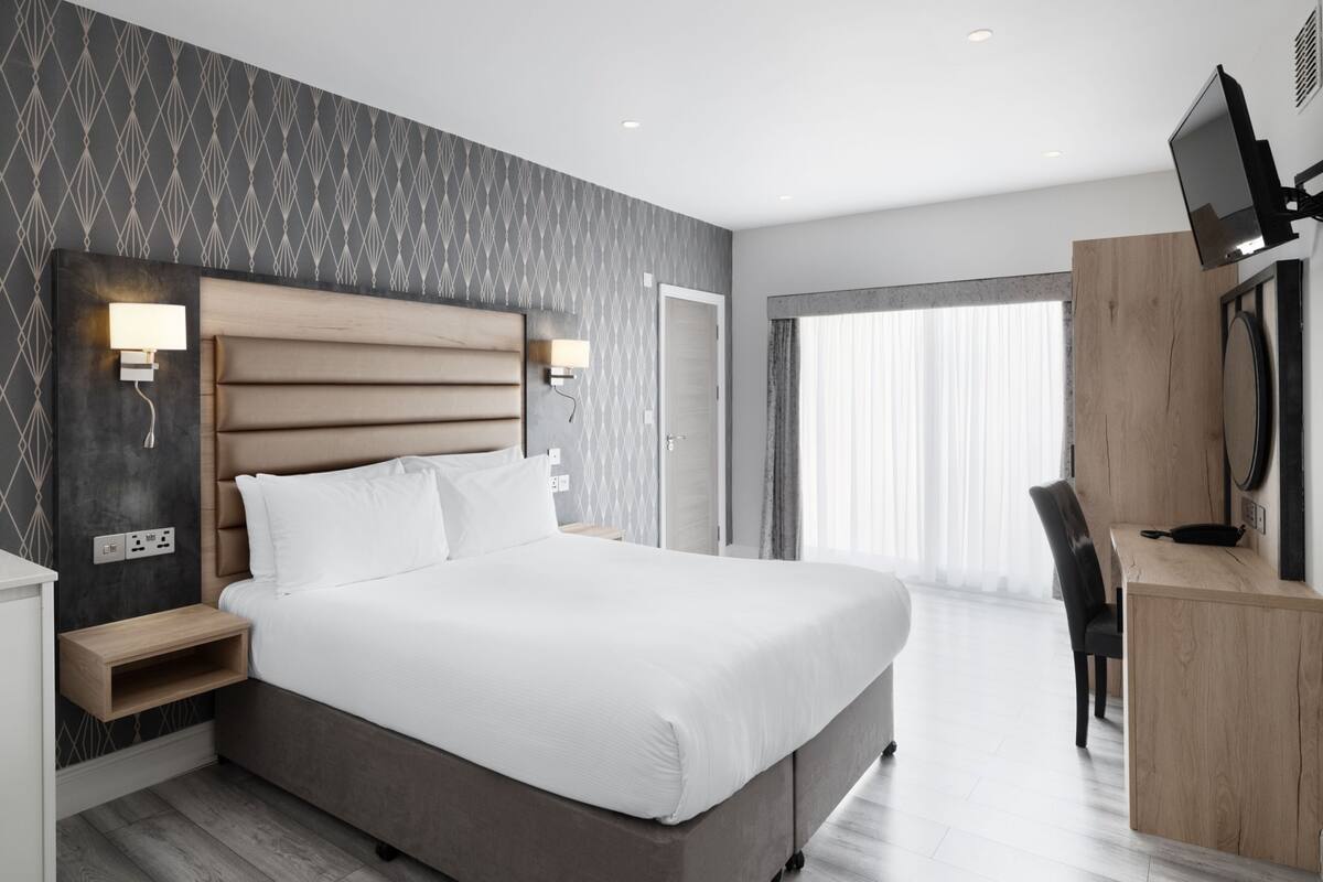 Studio, 1 Double Bed | In-room safe, desk, laptop workspace, soundproofing