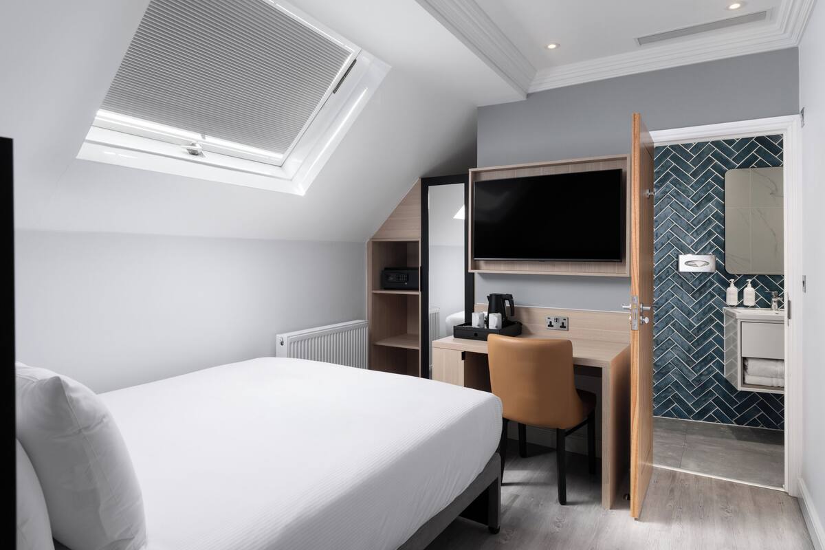 Standard Single Compact Room | 客房內保險箱、書桌、筆電工作空間、隔音