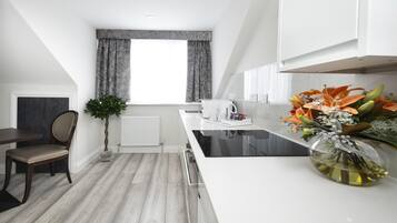 Standard Room, 1 King Bed, Non Smoking, Kitchen (Full Kitchen) | In-room safe, desk, laptop workspace, soundproofing