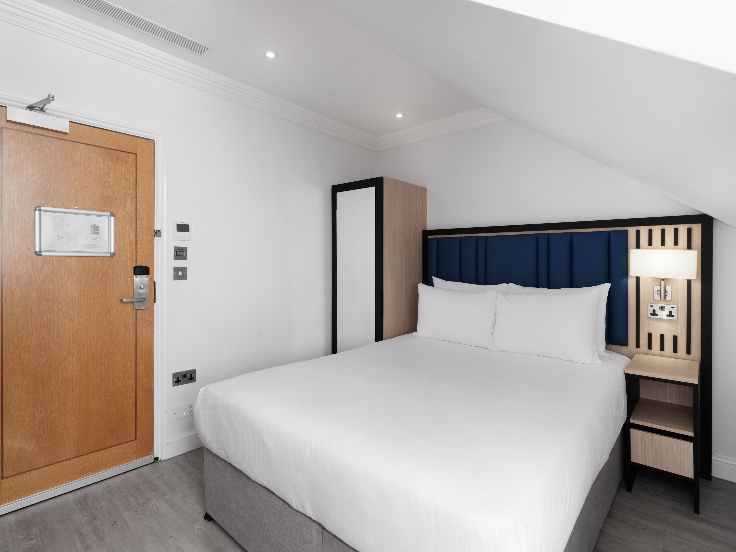 Standard Queen Compact Room | In-room safe, desk, laptop workspace, soundproofing