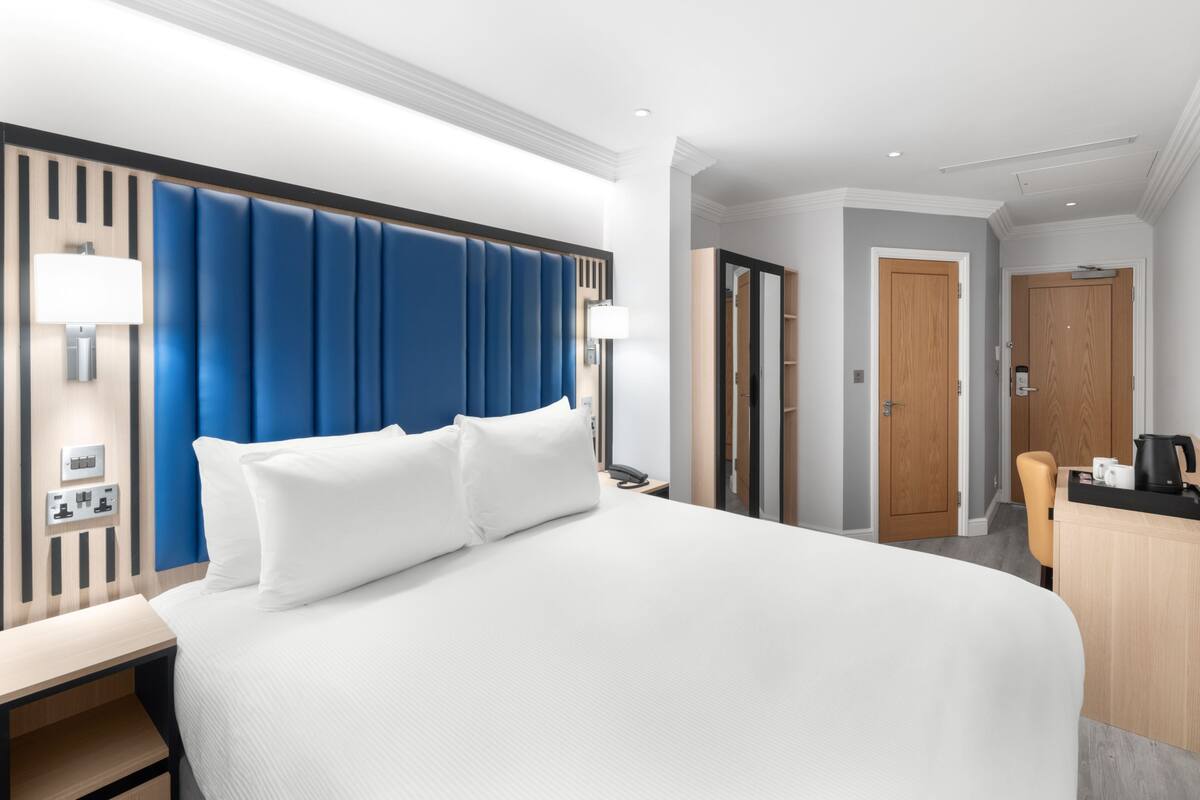 Room, 1 King Bed (No Window) | In-room safe, desk, laptop workspace, soundproofing