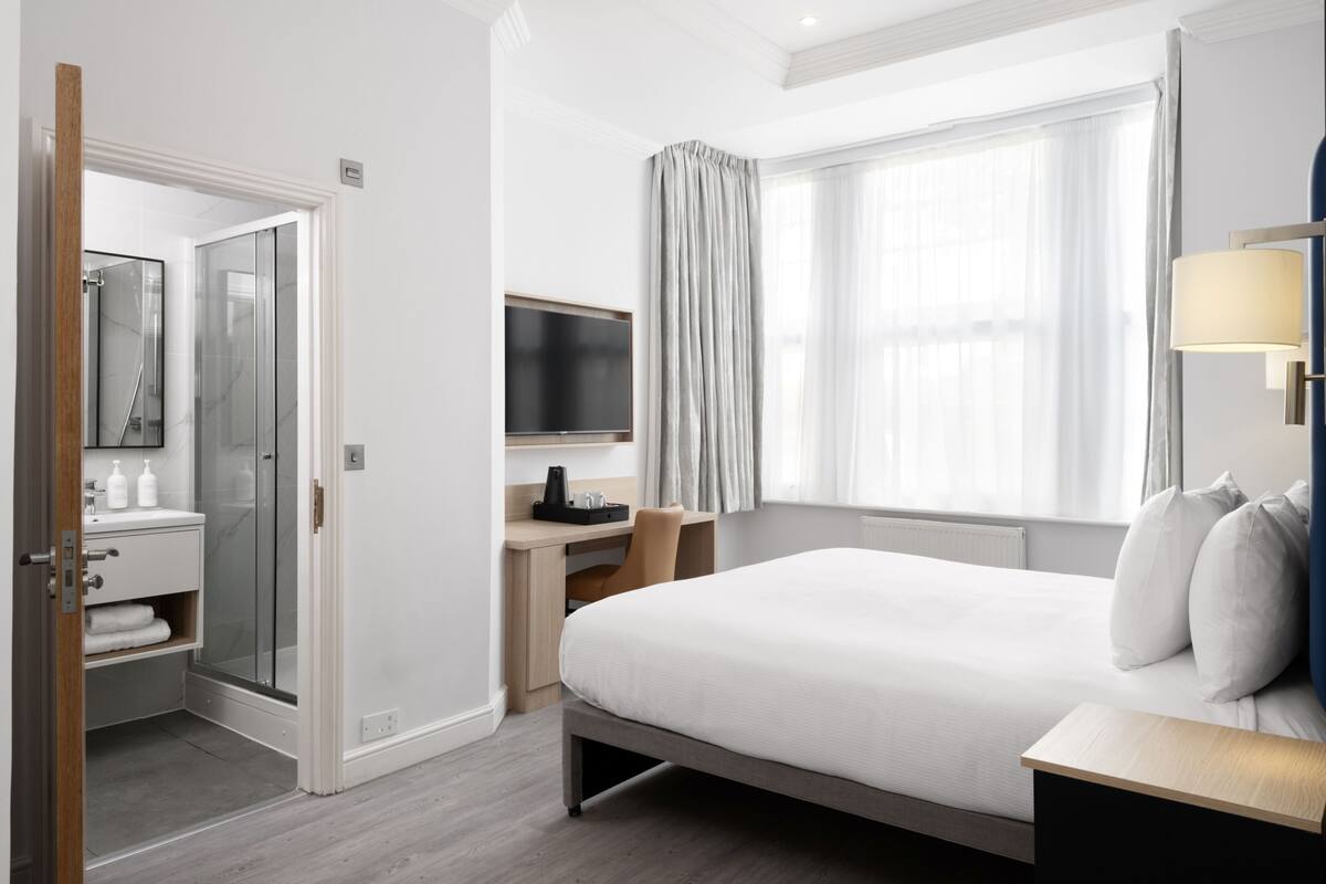 Standard Room, 1 Queen Bed | In-room safe, desk, laptop workspace, soundproofing