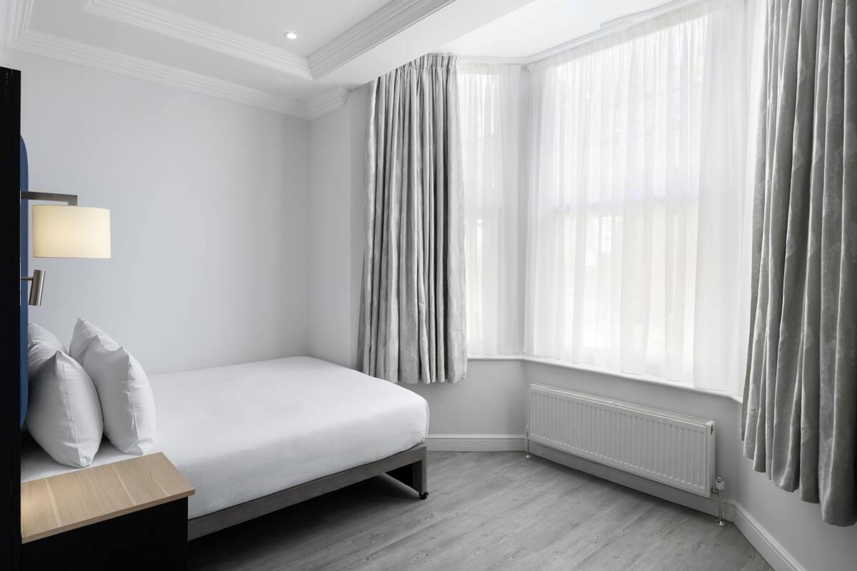 Room, 1 Queen Bed, Accessible | In-room safe, desk, laptop workspace, soundproofing