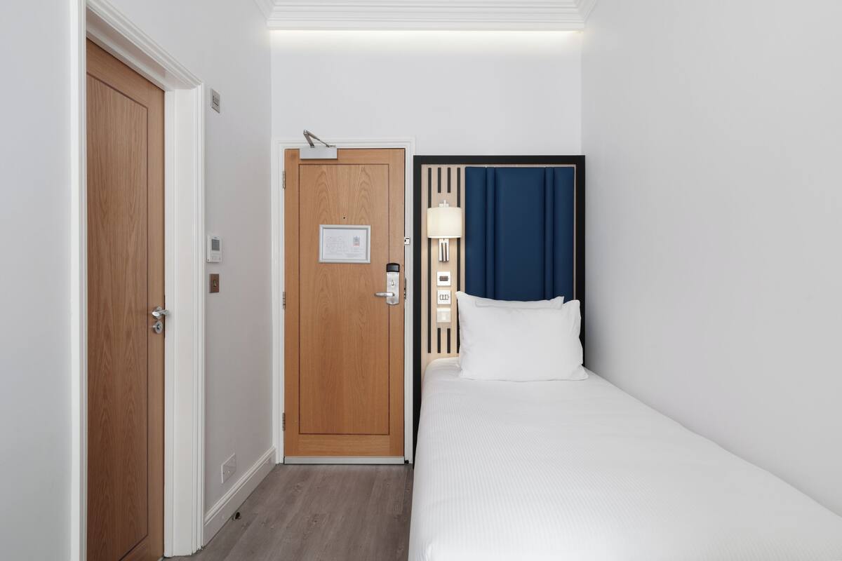 Standard Single Room | 客房內保險箱、書桌、筆電工作空間、隔音