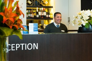 Reception - Best Western Chiswick Palace & Suites (London)